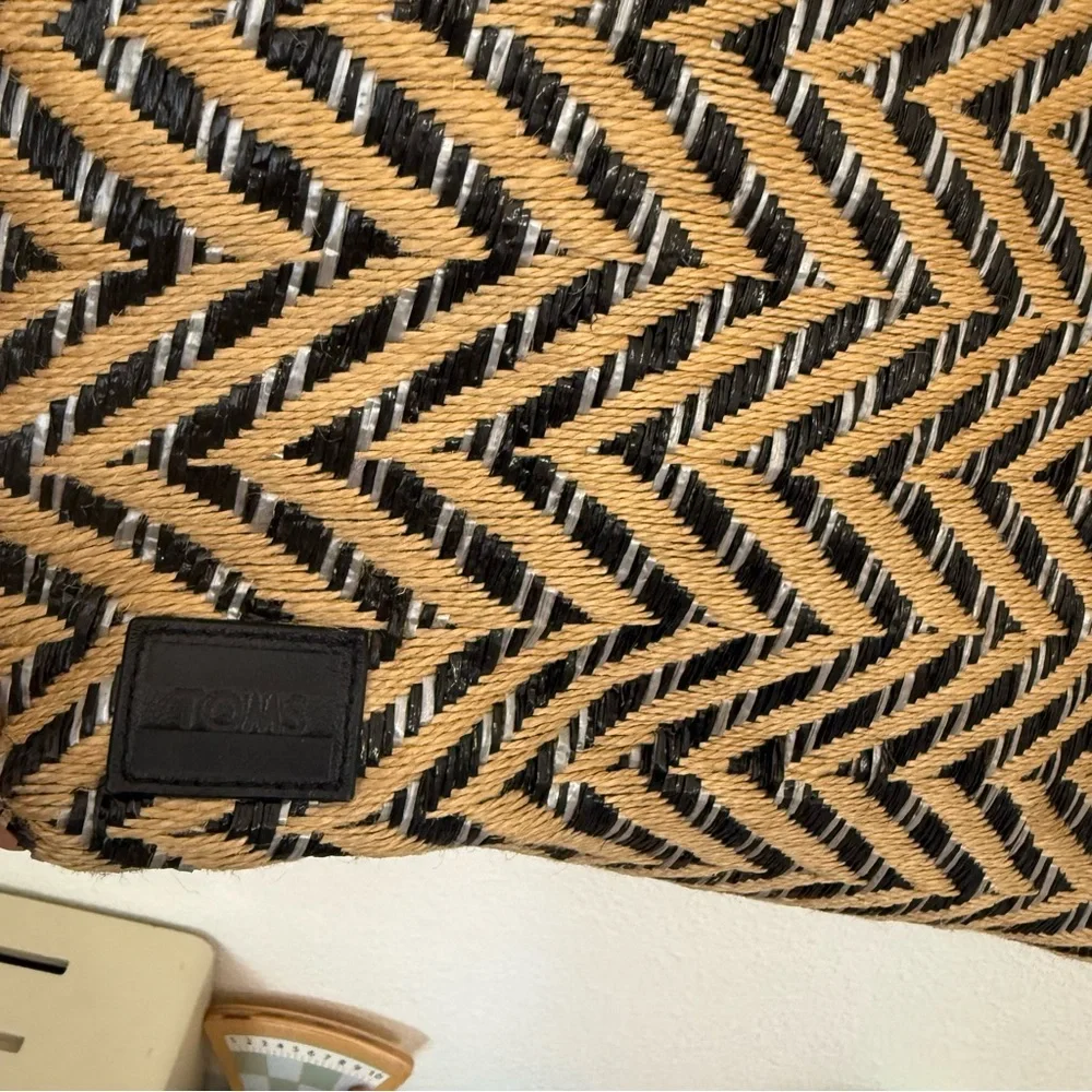 TOMS Island Chevron Woven Straw Large Tote Bag - Picture 5 of 9